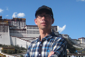 詩歌獎：獲獎作品《茶馬古道記》作者：何永飛（白族）         創作感言　　創作《茶馬古道記》，我就是想以趕馬哥的姿態，把古道上的詩意、濃情、感動、美妙、圣潔等馱在文字的騾馬之背上，然后翻過俗念之山、跨過惡行之水，去修復破損的人心和世道。我想，稍微停頓修整一下，我又得趕著我敬畏的文字，繼續翻山越嶺，向夢想的春天進發。