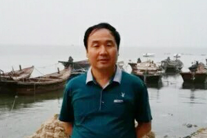 詩歌獎：獲獎作品《風中撿拾的草葉與月光》作者：妥清德（裕固族）         創作感言　　因為詩歌，我常常在夕陽落去時，站在被風吹涼的田埂上，回望草原和昨天的時光，回望那些與我生命有關的寂寞和惆悵，回望月光下吹笛子的裕固族姑娘。也許，只有這種回望能縮短我的痛苦和孤獨，讓我的詩歌生動起來，讓我的生活真實起來。