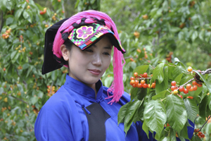 散文獎：獲獎作品《凹村》作者：雍措（藏族）         創作感言　　花幾年的時間書寫《凹村》，寫我熟悉的故鄉，其實我是站在凹村之中，或凹村之外?！栋即濉肥莻€概念性的村落，甚至沒有邊界，沒有語言的隔閡?！鞍即濉辈粌H是一個地理名詞，它更是存在于我的精神世界，是我永遠渴望達到的一個精神高度。