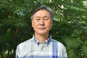 散文獎：獲獎作品《話說歷史的江——圖們江》作者：金寬雄（朝鮮族）         創作感言　　從語言分布的角度上看，中國的朝鮮語和其他少數民族語言與納瓦霍語的狀況相類似，使用的人群小。然而，少數民族的語言和文字，和漢語言文字一樣，是中國語言文化中不可或缺的因素，她們有奇芳異彩，正是這些異彩紛呈的花朵裝點著整個中華民族語言文化的大花園。