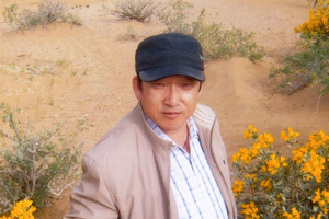 翻譯獎：蒙古文譯漢文作者：馬英（蒙古族）         創作感言　　文學翻譯的要理在于“信、達、雅”，詩歌也好，小說也好，都遵循這個原則。我的文學翻譯實踐也是基本按著這個軌跡進行的。從蒙古文譯成漢語的時候，最難的是民俗民風、宗教文化、游牧生活的內容以及與之相對應的詞匯。要知道，蒙古語中的許多詞匯，在漢語詞典里是找不到的，蒙漢詞典里也找不到……