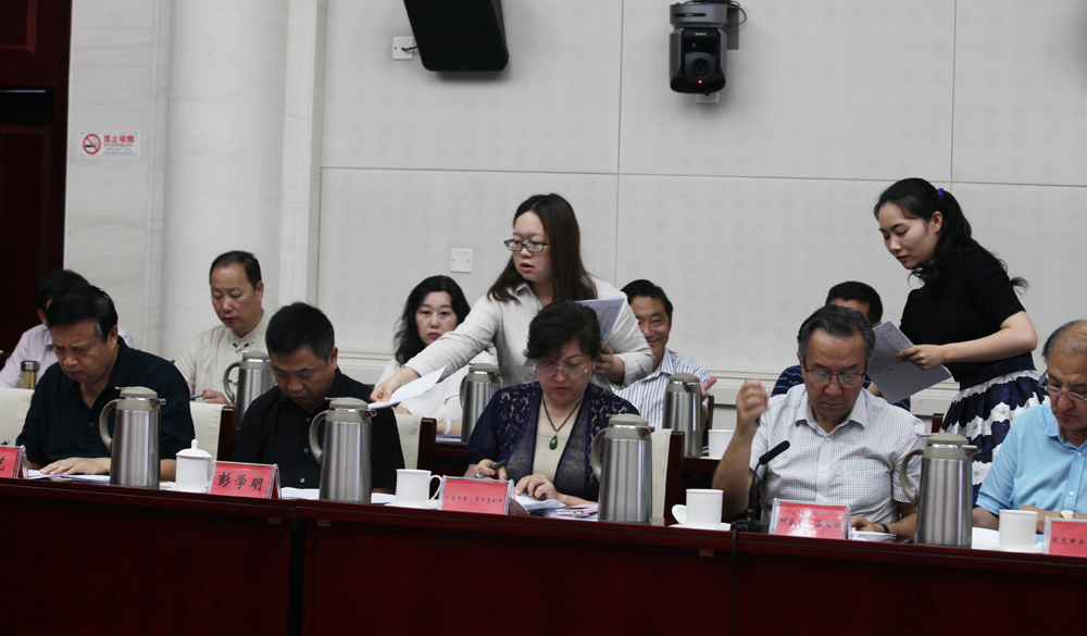 8月2日，第十一屆全國少數民族文學創作“駿馬獎”終評會工作人員分發選票