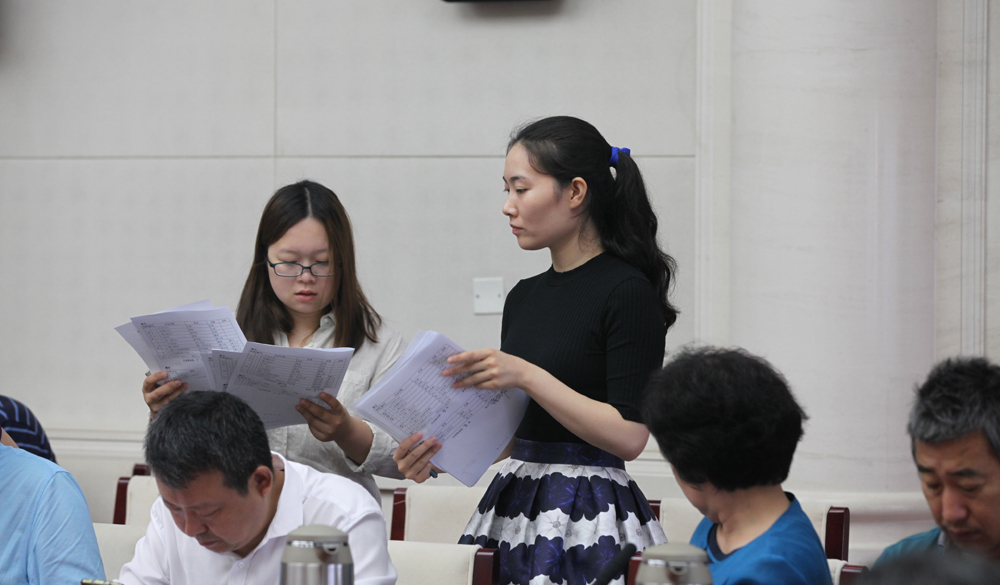 8月2日，第十一屆全國少數民族文學創作“駿馬獎”終評會工作人員收回評委投票