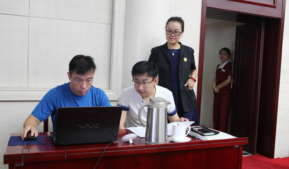 8月2日，工作人員統計評委畫票情況