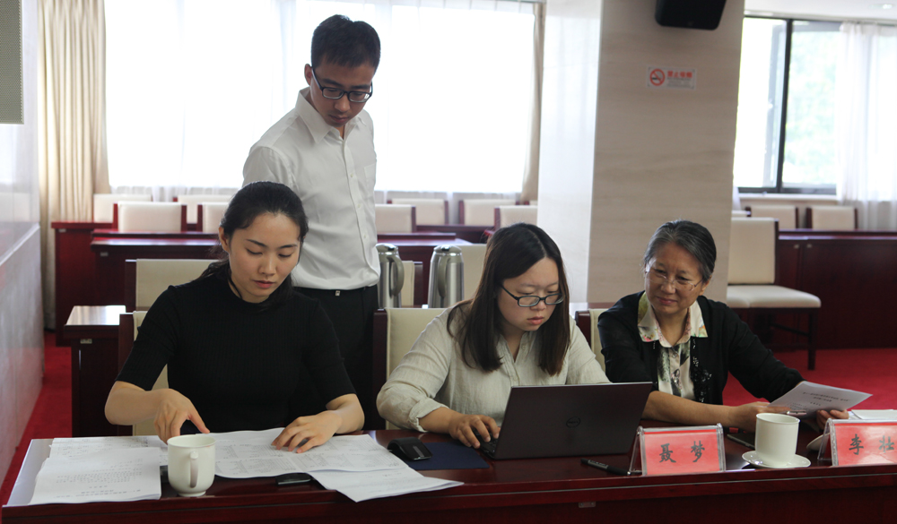 8月2日，工作人員統計評委畫票情況