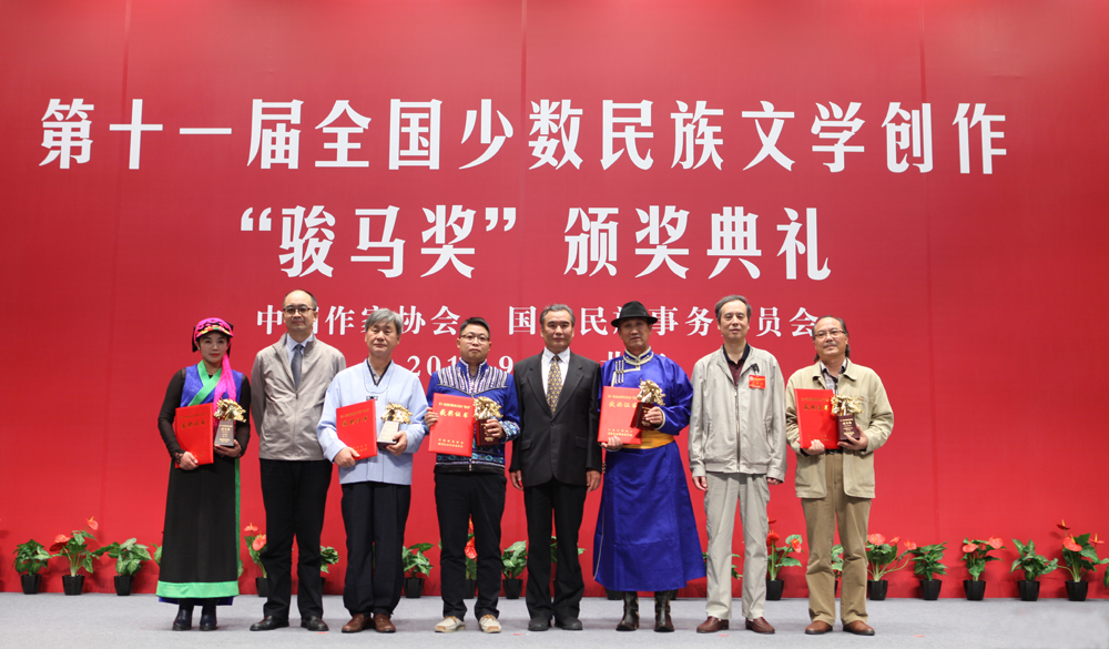 李冰、廖奔、吳義勤為散文獎獲獎者頒獎