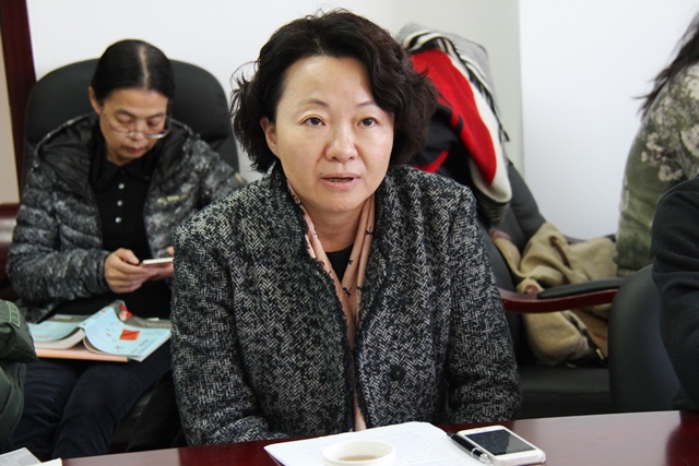 郭艷在會上發言