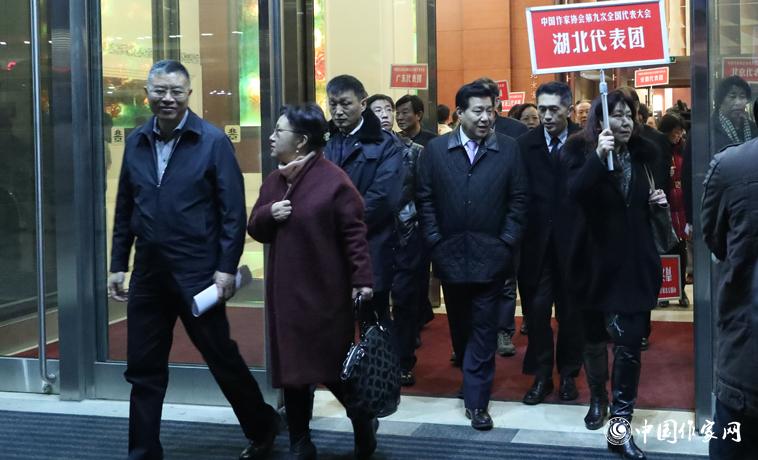 11月29日，與會者走出會場