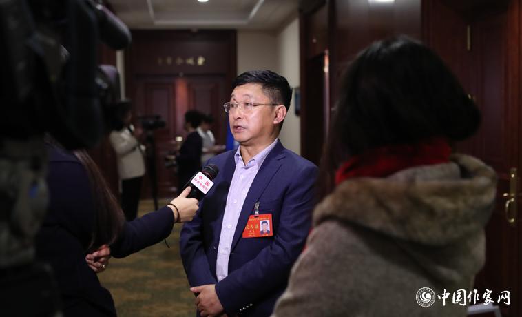 11月30日下午，阿來接受媒體參訪。