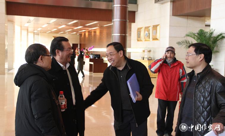 11月28日，中國作協第九次全國代表大會與會代表在報到時交談。