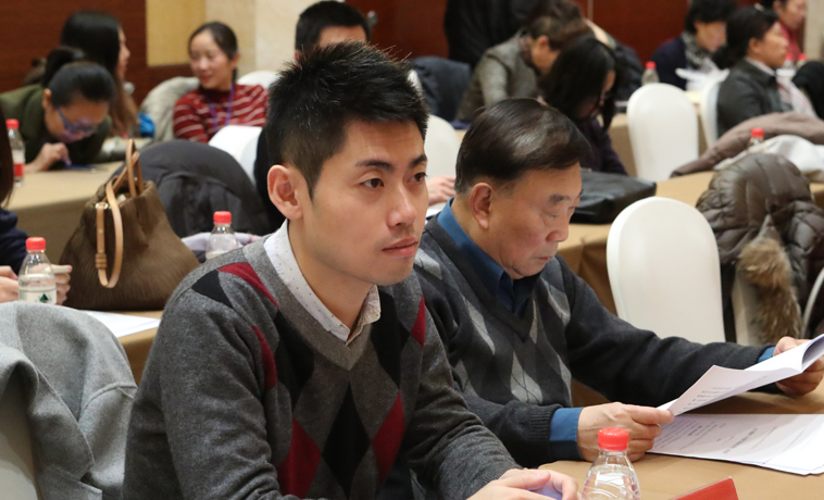 12月1日，港澳臺代表聽取報告。