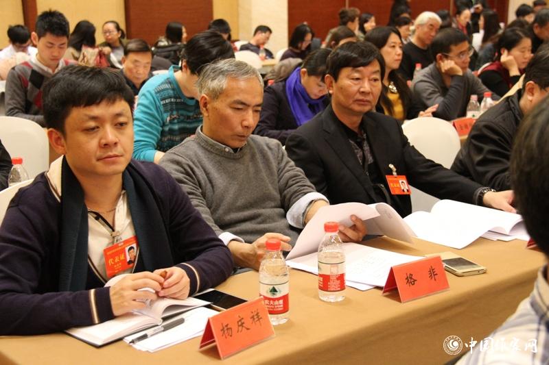 12月1日，第二次全體會召開，與會代表聽取報告。