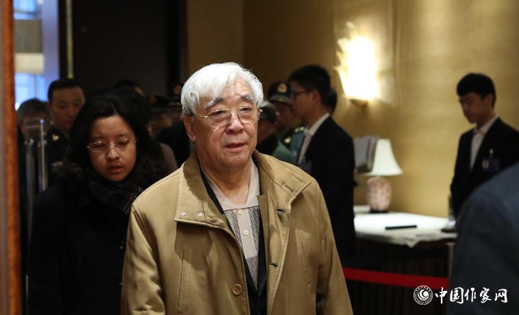 12月1日，與會代表蘇叔陽走進會場。