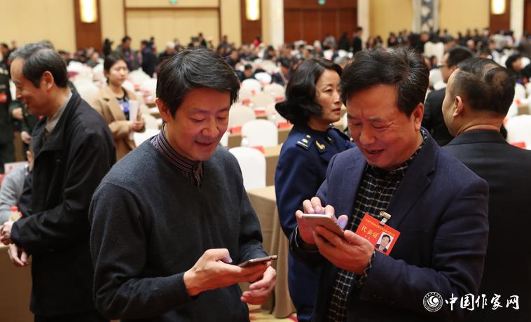 12月1日，第二次全體會議開始前，與會代表陳眾議與代表交談。