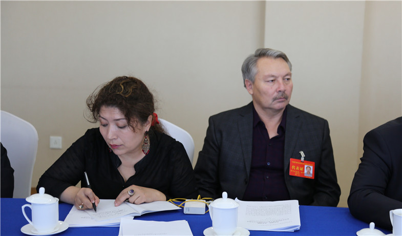 12月1日下午，天津、貴州、新疆代表團代表認真做記錄。