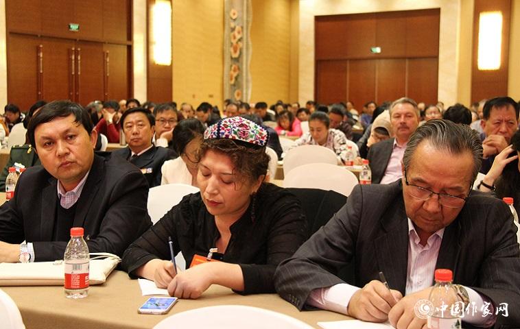 代表們在國際形勢與外交工作報告會上認真記錄。