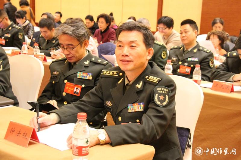 在中國作家協會第九次全國代表大會第三次全體會議上，代表鐘法權認真聆聽。