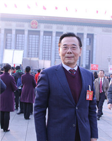 參加全國政協開幕會的委員包明德