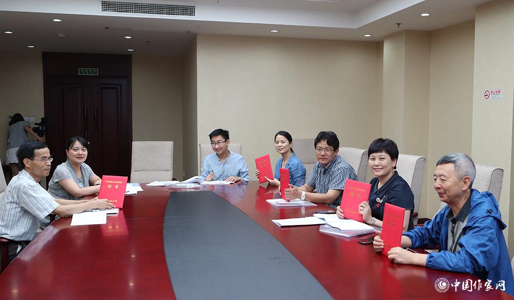 7月24日，全體會議結束后，綜合二組召開小組會議