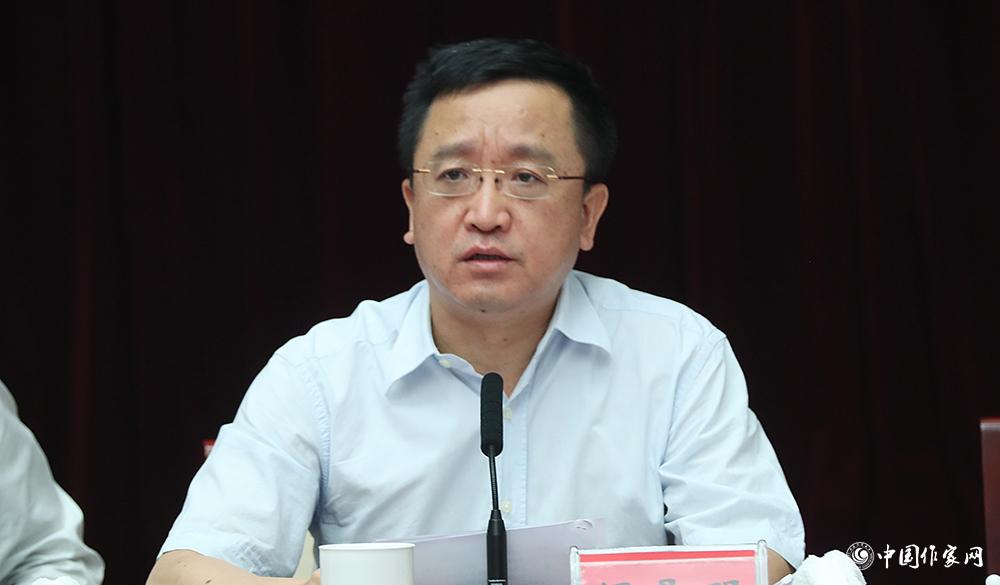 7月24日，第十屆全國優秀兒童文學獎評獎委員會第一次全體會議由閻晶明主持