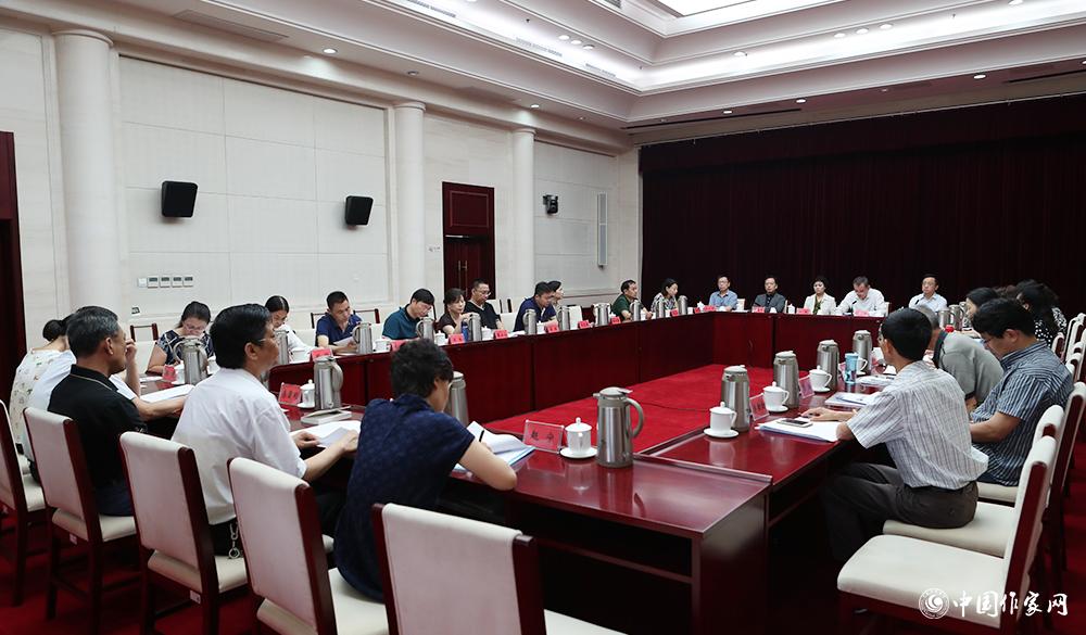 7月24日，第十屆全國優秀兒童文學獎評獎委員會第一次全體會議現場