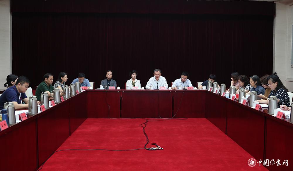 7月24日，第十屆全國優秀兒童文學獎評獎委員會第一次全體會議在京舉行