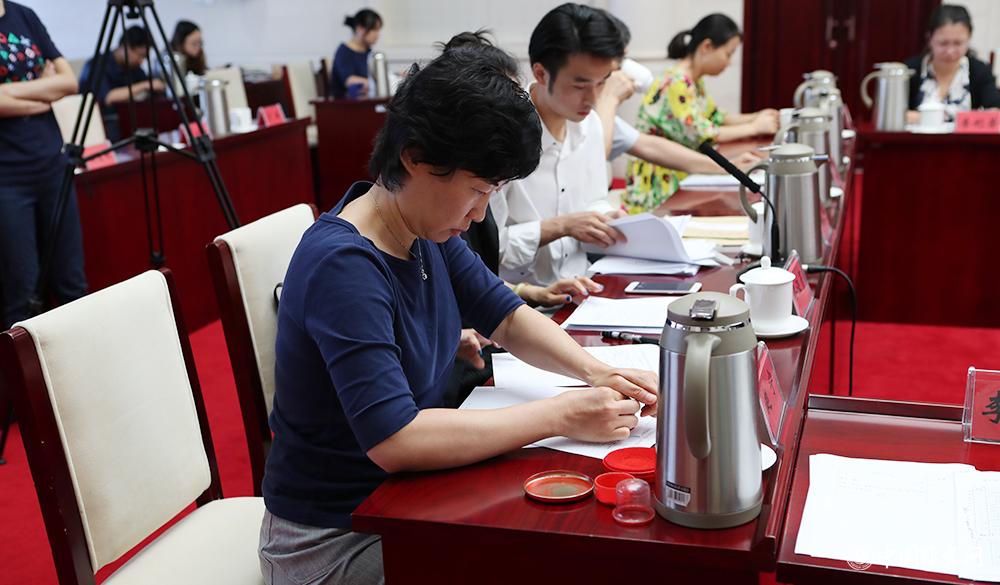 8月4日，紀律監察組人員對選票結果蓋章封存