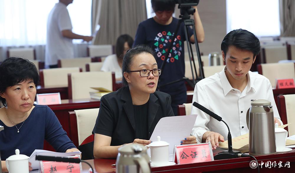 8月4日，公證員宣讀公證書