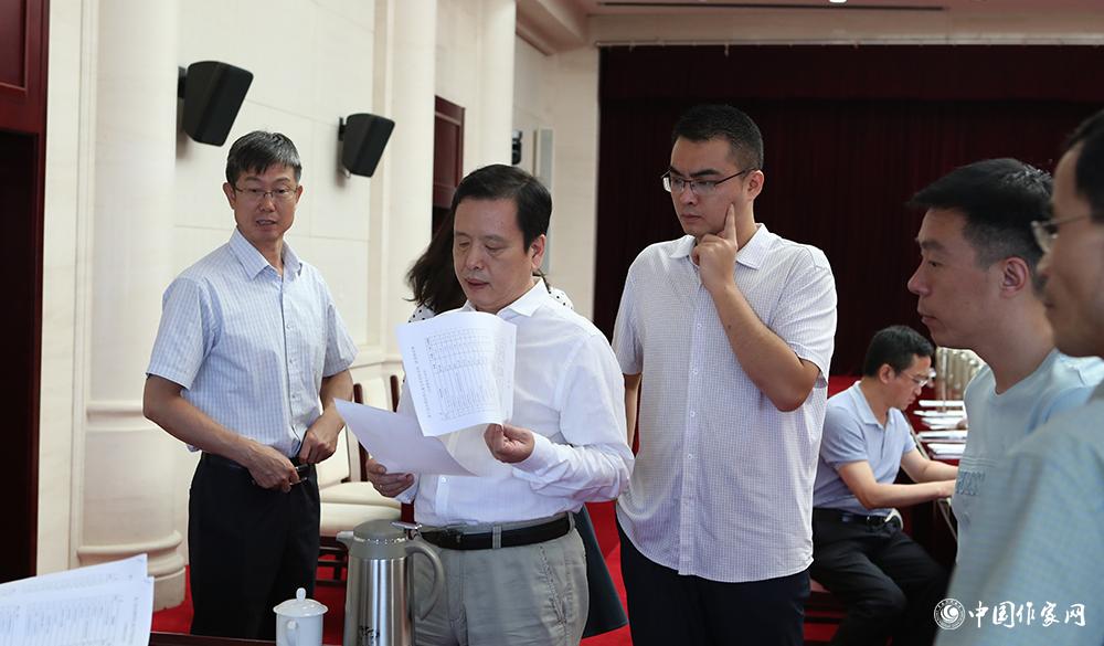 8月4日，李敬澤查看選票統計情況