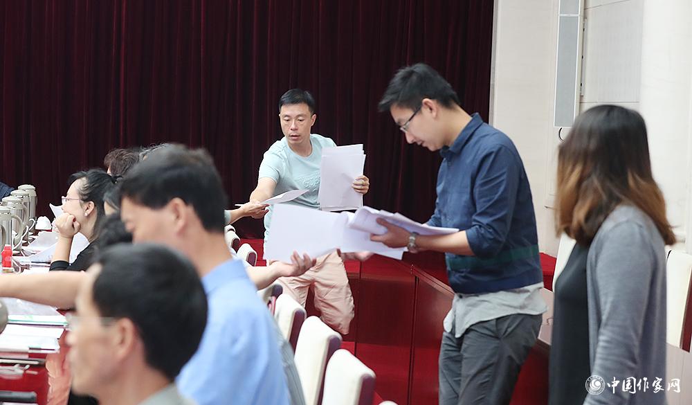 8月4日，第十屆兒獎評委會第六次全體會議上，聯絡員發放選票