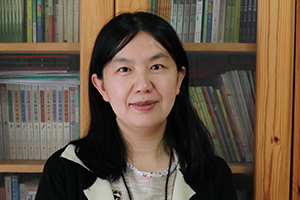 童話：獲獎作品《小女孩的名字》作者：呂麗娜         獲獎感言　　在這本書里，我讓我的小女孩安居在童話世界里。這是個比現實世界更大更神奇更遼闊的世界。我曾在一篇文章里這樣寫過：當一個小女孩走在路上，她總是一只腳踏在現實世界，一只腳踏在童話世界里。因為小女孩就是這樣的，心里總是有那么多那么多的幻想，和那么多那么多的詩意，所以小女孩最適合住在童話故事里。