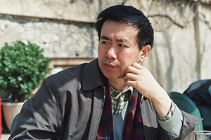 小說：獲獎作品《尋找魚王》作者：張煒         獲獎感言　　我的《尋找魚王》不過是連綴了幾個真實的故事，因為在復雜驚心的現實面前，杜撰往往顯得虛弱和蒼白。其中的一個魚王今天仍然生活在沭河岸邊，另一個早就遁入深山，只把令人慨嘆的傳奇留下。我曾經去探尋他們的蹤跡，鉆進過大山深處曲折神秘的居所，那是悍勇倔強的老人們待過的地方……