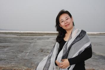 詩歌：獲獎作品《夢的門》作者：王立春         獲獎感言　　每一個孩子都帶著“神諭”似的想象和智慧來到人間，他們說著神奇的話，他們做著神奇的事。他們混沌未開，他們物我不分，他們天然、純樸，神情四溢。他們像風一樣歪著肩膀奔跑，像鳥一樣張開雙臂飛翔；他們有時看世界是仰視的，有時也調皮地倒立，把世界翻過來。