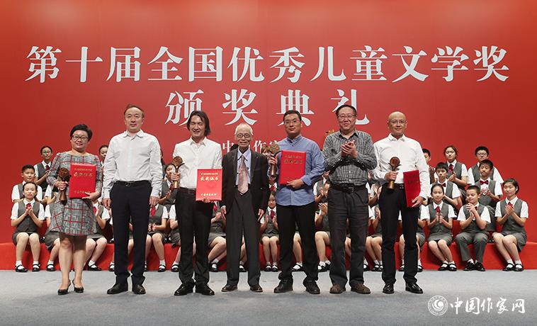 高洪波、孟祥林、樊發稼為散文、報告文學、科幻文學獲獎者頒獎