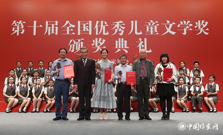 錢小芊、金波為小說獲獎者頒獎