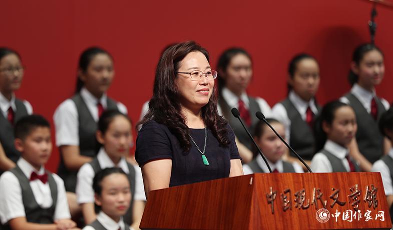 王立春代表詩歌、幼兒文學獲獎者發表獲獎感言