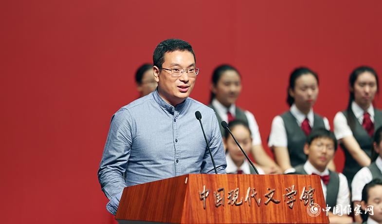 王林柏代表散文、報告文學、科幻文學獲獎者發表獲獎感言