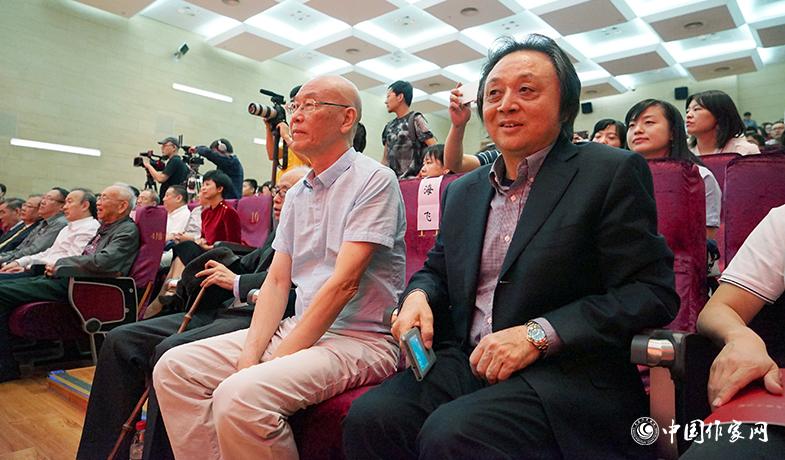 王泉根、海飛出席頒獎典禮