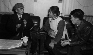 老舍與隊員談文藝創作