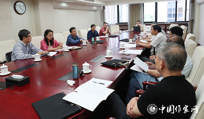 7月28日，全體會后中篇小說獎評獎委員會召開會議