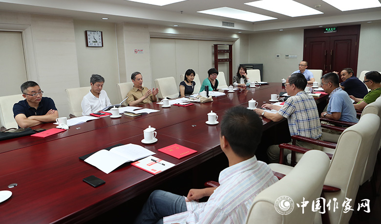 7月28日，全體會后短篇小說獎評獎委員會召開會議