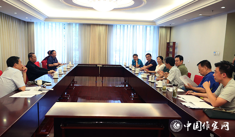 7月28日，全體會后報告文學獎評獎委員會召開會議