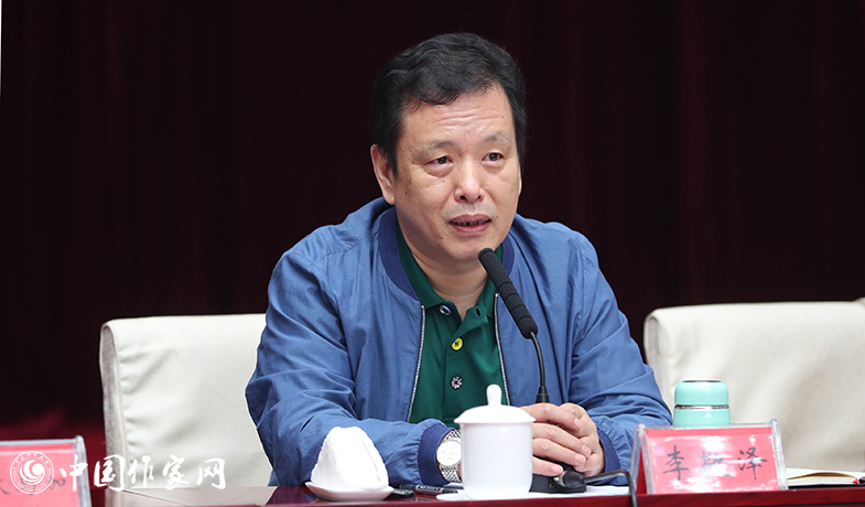 7月28日，李敬澤在全體會上就《魯迅文學獎評獎條例》和《評獎細則》做講解說明