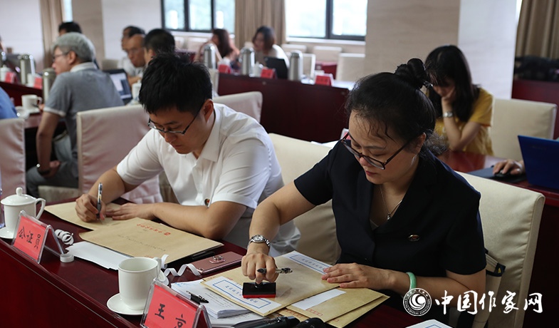 8月11日，公證處人員將終評選票情況封存