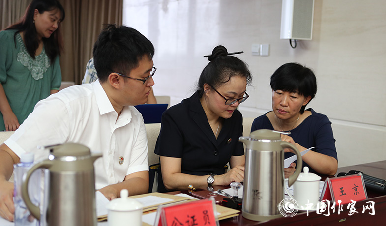 8月11日，公證處公證人員檢查選票統計情況