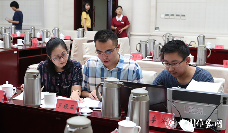 8月11日，聯絡員統計選票，紀監組人員監督工作