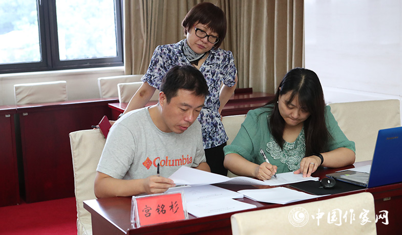 8月11日，聯絡員統計選票，紀監組人員監督工作