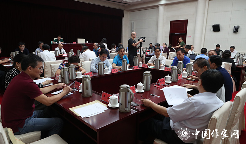 8月11日，評委們在終評會上填寫選票