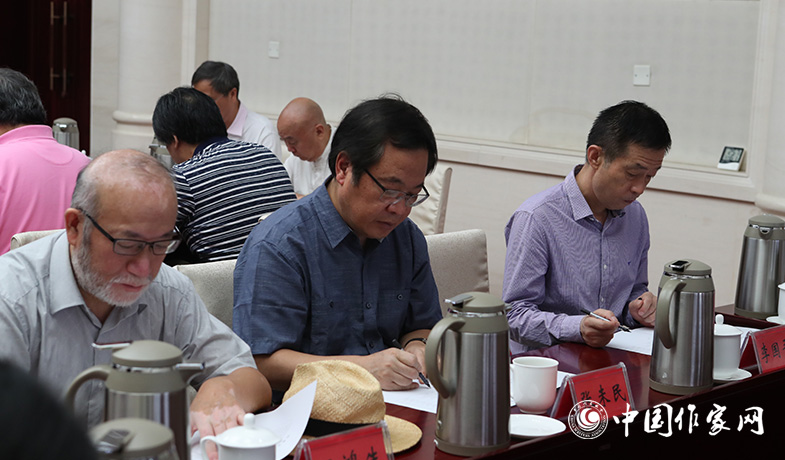 8月11日，評委們在終評會上填寫選票