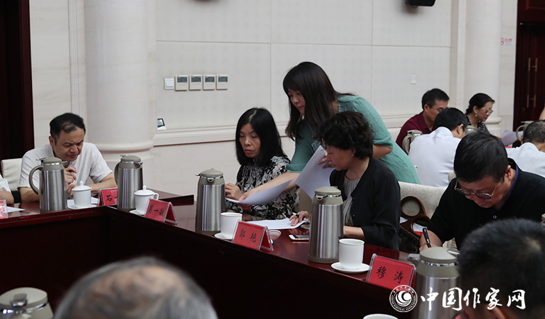 8月11日，聯絡員在向評委會收發選票